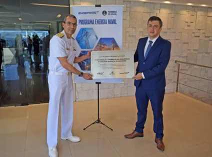 O CEO da Urca Trading, Dante Beneveni, entrega placa do contrato ao vice-almirante José Achilles Abreu Jorge Teixeira, chefe do Estado-Maior do Comando de Operações Navais e porta-voz do Programa Energia Naval