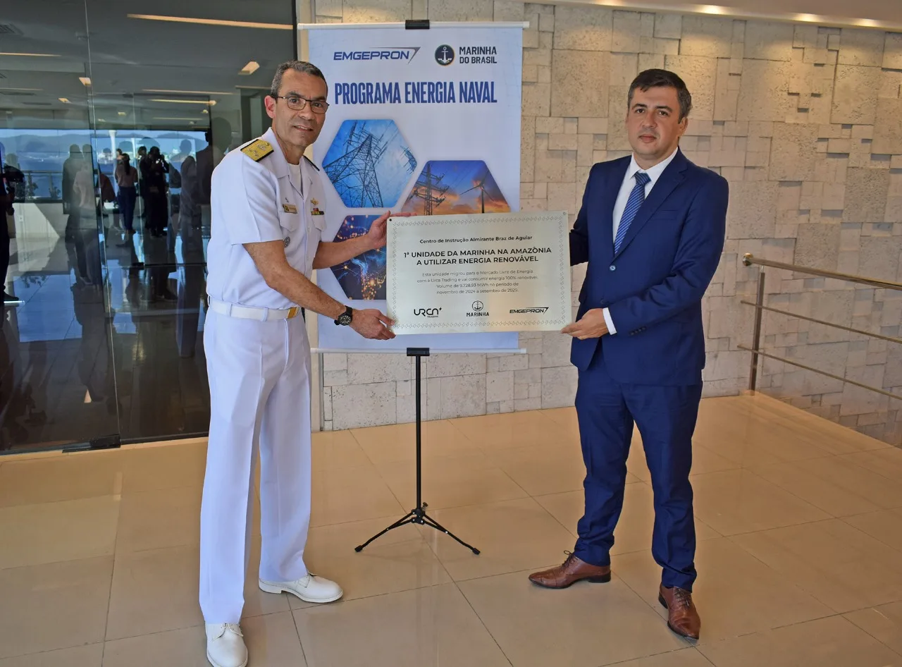 O CEO da Urca Trading, Dante Beneveni, entrega placa do contrato ao vice-almirante José Achilles Abreu Jorge Teixeira, chefe do Estado-Maior do Comando de Operações Navais e porta-voz do Programa Energia Naval