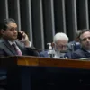 Senador Weverton (PDT-MA), relator do PL 576, fala ao telefone durante sessão deliberativa da Casa