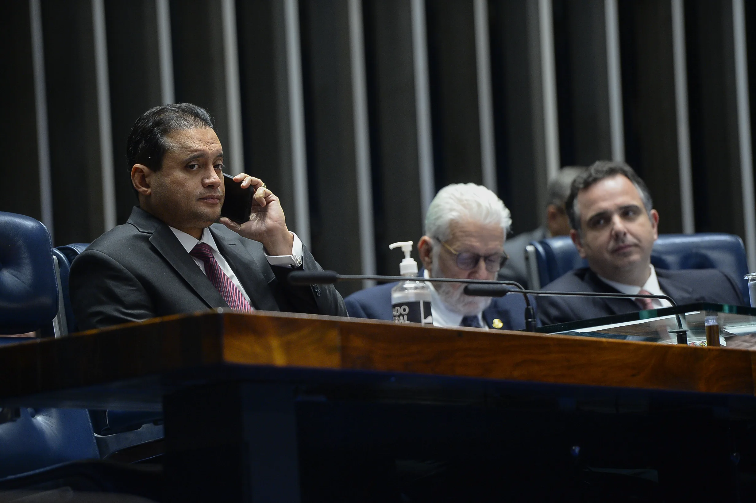 Senador Weverton (PDT-MA), relator do PL 576, fala ao telefone durante sessão deliberativa da Casa