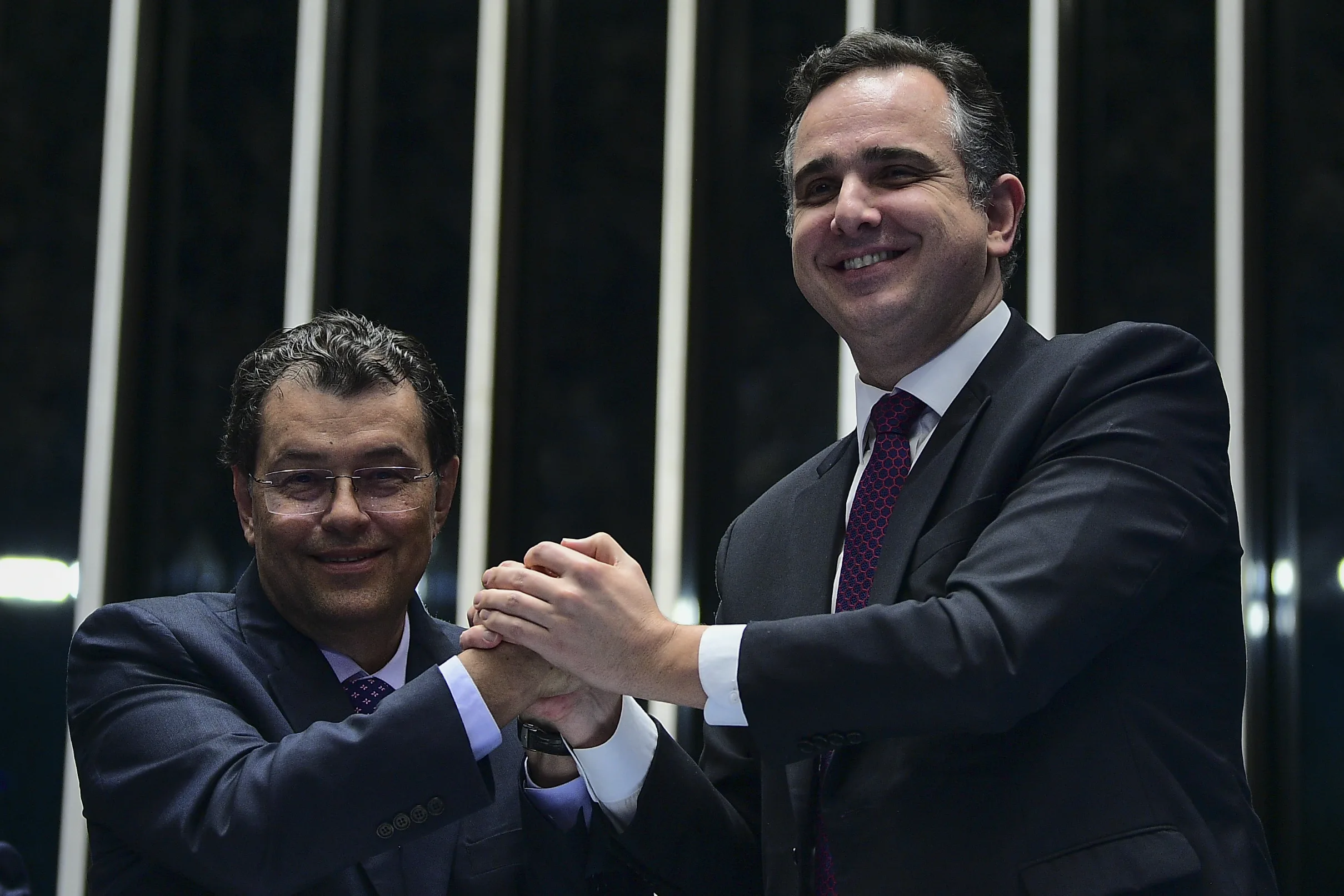 Senador Eduardo Braga (MDB-AM); presidente do Senado Federal, senador Rodrigo Pacheco (PSD-MG) em aperto de mãos no plenário do Senado