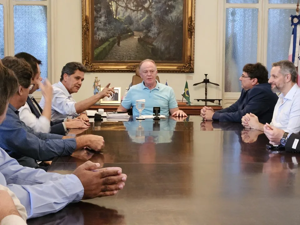 Ricardo Casagrande, governador do Espírito Santo, ao centro.