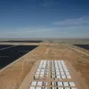 Painéis de geração solar instalados ao lado de baterias