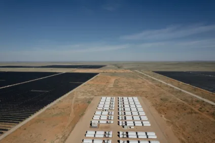 Painéis de geração solar instalados ao lado de baterias