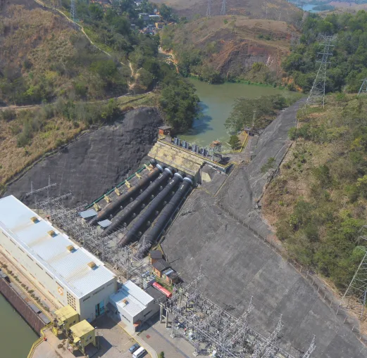 Imagem aérea mostra o vertedouro e reservatório da hidrelétrica Fontes Nova