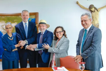 André Corrêa do Lago em reunião com o presidente Lula, as ministras Marina Silva e Maria Laura da Rocha e Rui Costa.