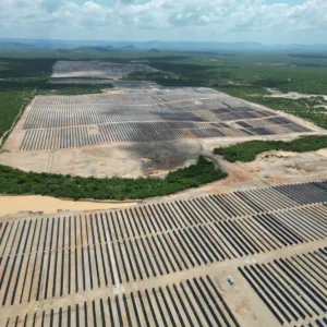 Solares do projeto Dunamis - parceria entre Raízen e Mercedes