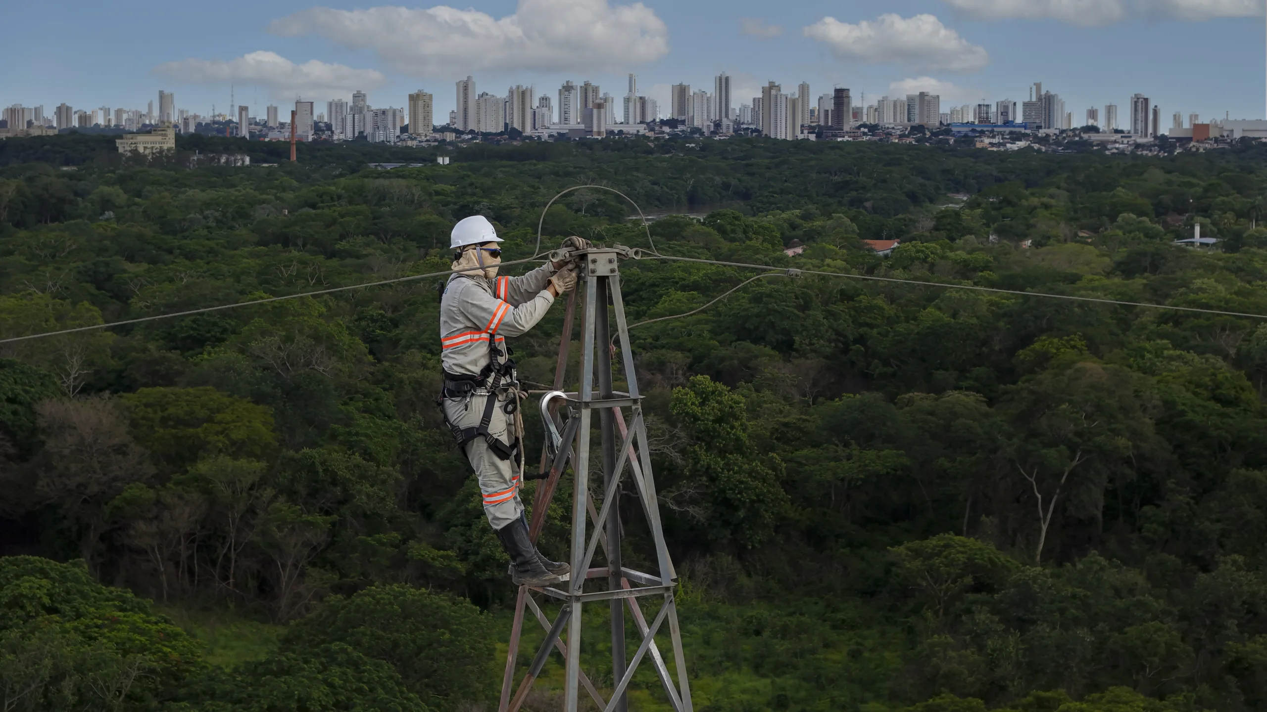 Eletricista da Energisa durante manutenção nas torres de transmissão em Cuiabá, no Mato Grosso. 
Foto: Pedro Vilela / Agencia i7