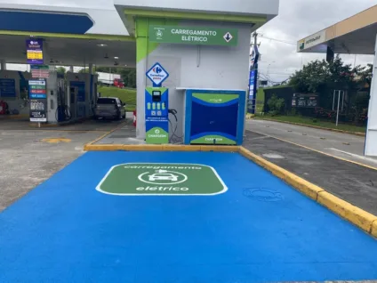 Posto de carregamento de veículos elétricos do Carrefour (Divulgação)