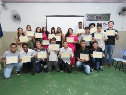 Turma de alunos do IES celebra formação em curso de capacitação interno realizado em 2024, antes da parceria com o JPMorganChase