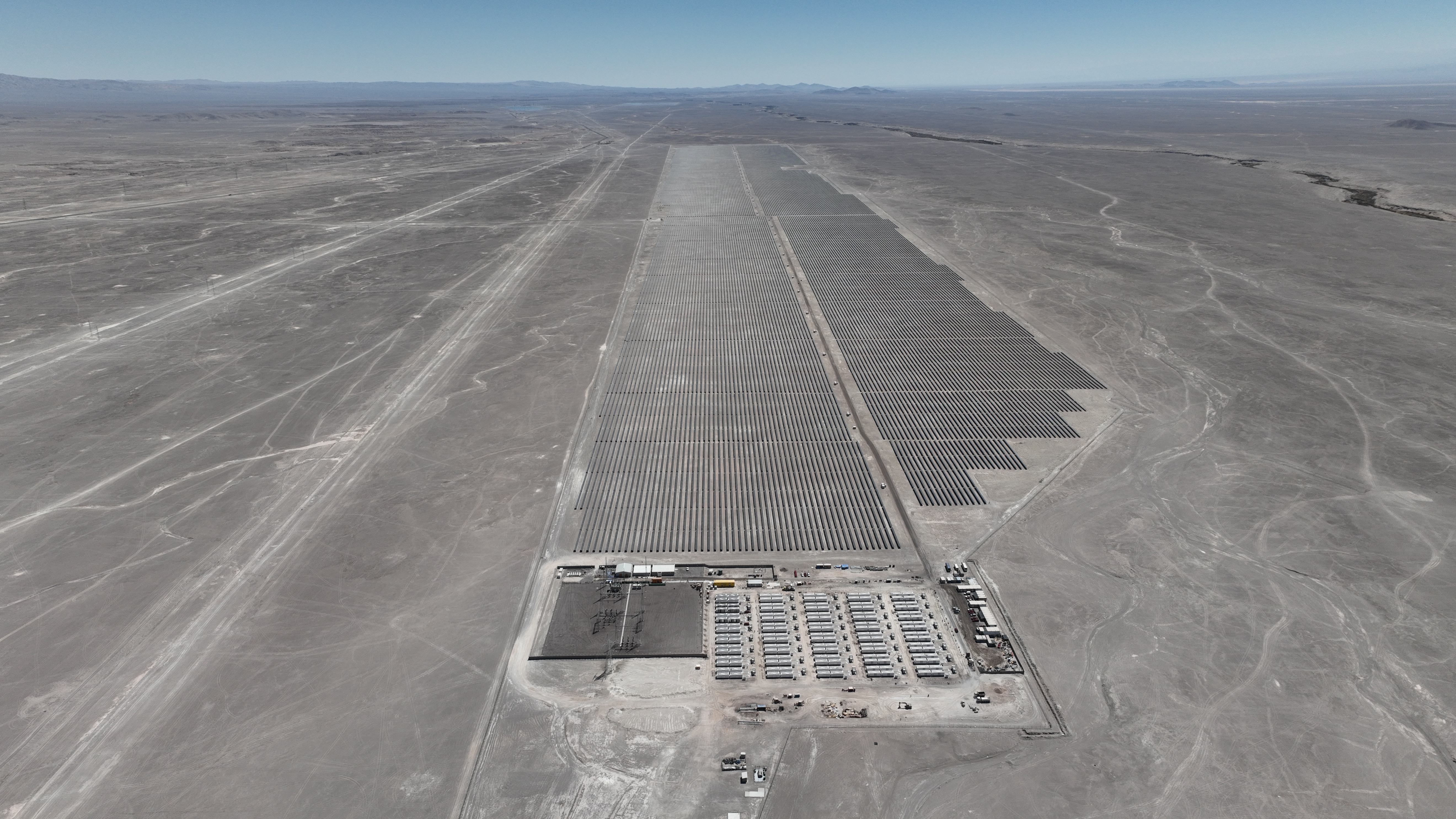 Banco de baterias com capacidade de 200 MW foi instalado ao lado de usina solar no Chile
