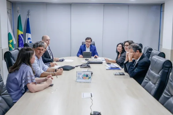 Diretor-geral da Aneel, Sandoval Feitosa, recebeu representantes da Abrage, incluindo a presidente, Marisete Pereira, para discutir o curtailment de hidrelétricas.