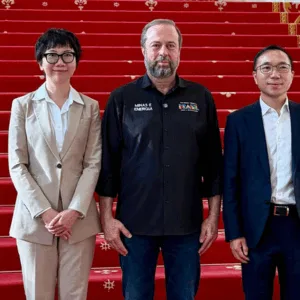 Alexandre Silveira em visita à Huawei, na China. | Foto: Divulgação MME