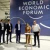 O secretário de Transição Energética e Planejamento do MME, Thiago Barral; o secretário municipal de Desenvolvimento Econômico do Rio de Janeiro, Osmar Lima; o vice-prefeito do Rio de Janeiro, Eduardo Cavaliere; a diretora para América Latina do Fórum Econômico Mundial, Marisol Argueta de Barillas e o prefeito do Rio de Janeiro, Eduardo Paes.