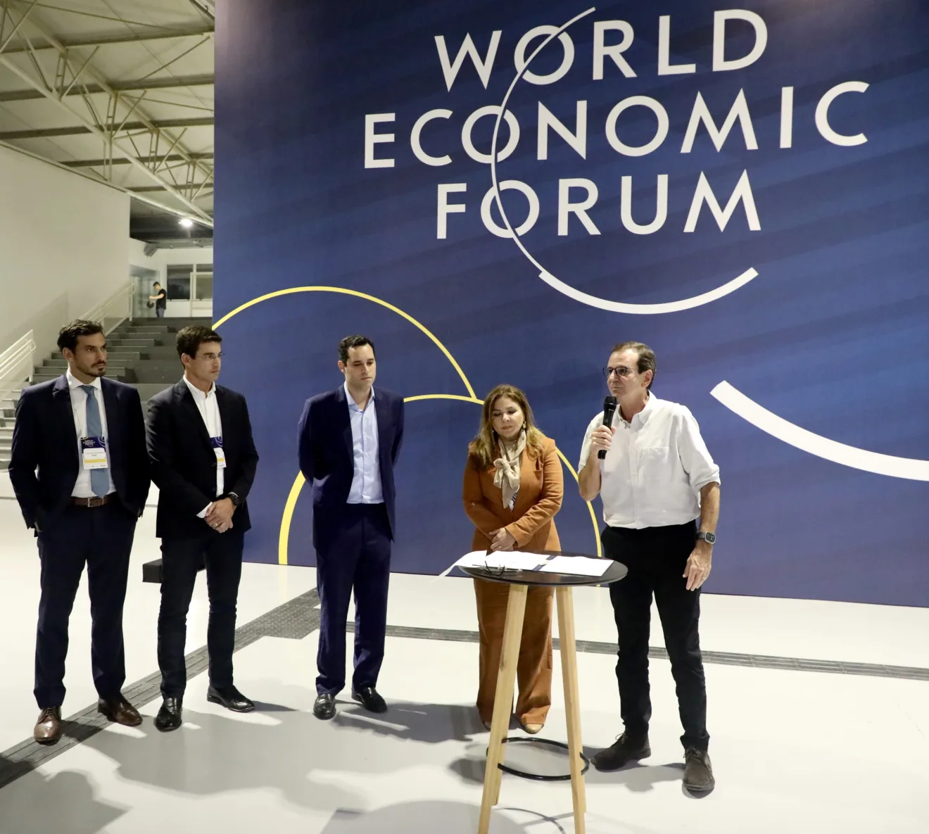 O secretário de Transição Energética e Planejamento do MME, Thiago Barral; o secretário municipal de Desenvolvimento Econômico do Rio de Janeiro, Osmar Lima; o vice-prefeito do Rio de Janeiro, Eduardo Cavaliere; a diretora para América Latina do Fórum Econômico Mundial, Marisol Argueta de Barillas e o prefeito do Rio de Janeiro, Eduardo Paes.