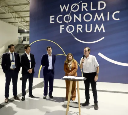 O secretário de Transição Energética e Planejamento do MME, Thiago Barral; o secretário municipal de Desenvolvimento Econômico do Rio de Janeiro, Osmar Lima; o vice-prefeito do Rio de Janeiro, Eduardo Cavaliere; a diretora para América Latina do Fórum Econômico Mundial, Marisol Argueta de Barillas e o prefeito do Rio de Janeiro, Eduardo Paes.