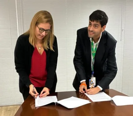 Camila Batich, da BBCE, e Thiago Prado, da EPE. Foto: BBCE