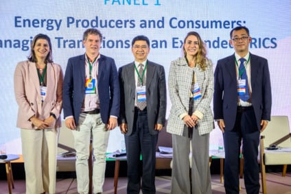Participantes do painel painel “Produtores e consumidores de energia: gerenciando transições no Brics Expandido”: Biocombustíveis e energia renovável são vantagem para países do Brics. Evento "Construindo Coalizões para a Ação Climática no Brics Expandido", organizado pelo Cebri, teve patrocínio da Siemens Energy. 
