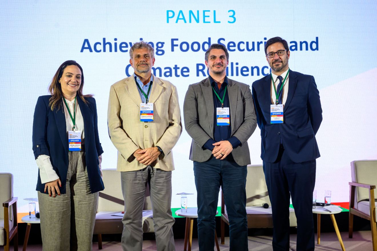 Participantes conclusões do painel “Alcançando a segurança alimentar e a resiliência climática”: Helena Araújo, Alberto Pfeifer, Gustavo de Carvalho e Feliciano de Sá Guimarães Participantes conclusões do painel “Alcançando a segurança alimentar e a resiliência climática”: Helena Araújo, Alberto Pfeifer, Gustavo de Carvalho e Feliciano de Sá Guimarães