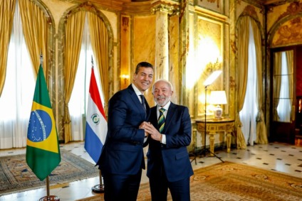 Os presidentes Santiago Peña (Paraguai) e Lula durante encontro na Embaixada Brasileira em Buenos Aires, na Argentina: integração. Foto: Ricardo Stuckert / PR