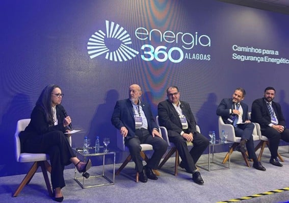 Diretora da ANP, Symone Araújo, fala durante o evento “Energia 360 Alagoas: Caminhos para a Segurança Energética”, realizado pela Origem Energia, em Maceió - Divulgação: Origem Energia Diretora da ANP, Symone Araújo, fala durante o evento “Energia 360 Alagoas: Caminhos para a Segurança Energética”, realizado pela Origem Energia, em Maceió - Divulgação: Origem Energia