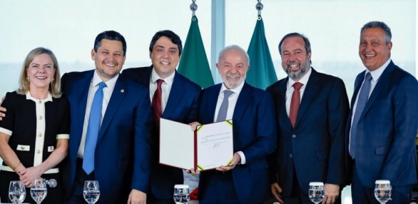 Gleisi Hoffmann, Davi Alcolumbre, Pietro Mendes, Lula e Alexandre Silveira na posse dos diretores de agências reguladoras | Foto: Ricardo Stuckert
