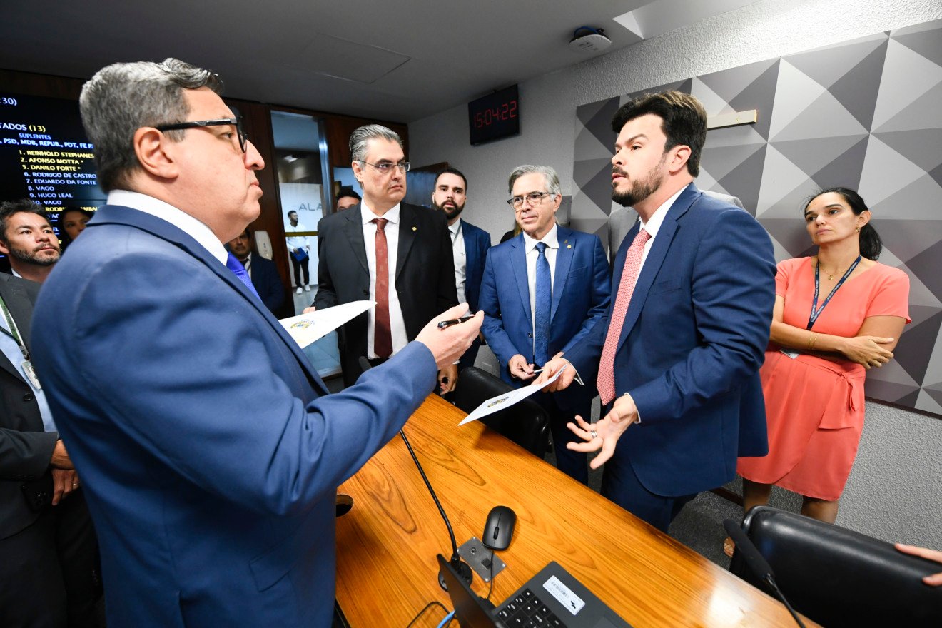 CMMPV 1300/2025 - Comissão Mista da Medida Provisória n° 1300, de 2025 Comissão Mista da Medida Provisória (CMMPV) n° 1.300, de 2025, que altera diversas leis do setor elétrico brasileiro para modernizar o setor, promover mais eficiência, competitividade e transparência, realiza reunião para apreciação de relatório. Obs.: Continuação da reunião iniciada dia 02/09. Mesa: deputado Danilo Forte (União-CE); deputado Lafayette de Andrada (Republicanos-MG); vice-presidente da CMMPV 1300/2025, deputado Joaquim Passarinho (PL-PA); relator da CMMPV 1300/2025, deputado Fernando Coelho Filho (União-PE). Foto: Carlos Moura/Agência Senado CMMPV 1300/2025 - Comissão Mista da Medida Provisória n° 1300, de 2025 Comissão Mista da Medida Provisória (CMMPV) n° 1.300, de 2025, que altera diversas leis do setor elétrico brasileiro para modernizar o setor, promover mais eficiência, competitividade e transparência, realiza reunião para apreciação de relatório. Obs.: Continuação da reunião iniciada dia 02/09. Mesa: deputado Danilo Forte (União-CE); deputado Lafayette de Andrada (Republicanos-MG); vice-presidente da CMMPV 1300/2025, deputado Joaquim Passarinho (PL-PA); relator da CMMPV 1300/2025, deputado Fernando Coelho Filho (União-PE). Foto: Carlos Moura/Agência Senado