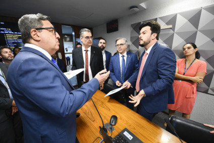 CMMPV 1300/2025 - Comissão Mista da Medida Provisória n° 1300, de 2025 Comissão Mista da Medida Provisória (CMMPV) n° 1.300, de 2025, que altera diversas leis do setor elétrico brasileiro para modernizar o setor, promover mais eficiência, competitividade e transparência, realiza reunião para apreciação de relatório. Obs.: Continuação da reunião iniciada dia 02/09. Mesa: deputado Danilo Forte (União-CE); deputado Lafayette de Andrada (Republicanos-MG); vice-presidente da CMMPV 1300/2025, deputado Joaquim Passarinho (PL-PA); relator da CMMPV 1300/2025, deputado Fernando Coelho Filho (União-PE). Foto: Carlos Moura/Agência Senado CMMPV 1300/2025 - Comissão Mista da Medida Provisória n° 1300, de 2025 Comissão Mista da Medida Provisória (CMMPV) n° 1.300, de 2025, que altera diversas leis do setor elétrico brasileiro para modernizar o setor, promover mais eficiência, competitividade e transparência, realiza reunião para apreciação de relatório. Obs.: Continuação da reunião iniciada dia 02/09. Mesa: deputado Danilo Forte (União-CE); deputado Lafayette de Andrada (Republicanos-MG); vice-presidente da CMMPV 1300/2025, deputado Joaquim Passarinho (PL-PA); relator da CMMPV 1300/2025, deputado Fernando Coelho Filho (União-PE). Foto: Carlos Moura/Agência Senado